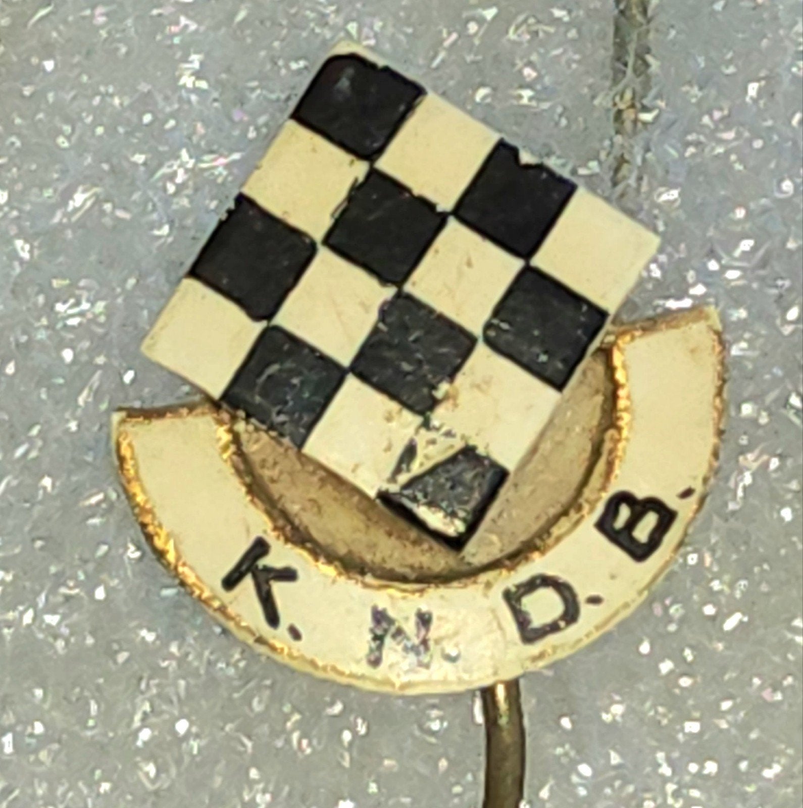 Vintage Speldje K.N.D.B. met geblokte vlag, Ophalen of Verzenden, Gebruikt, Overige onderwerpen, Speldje of Pin