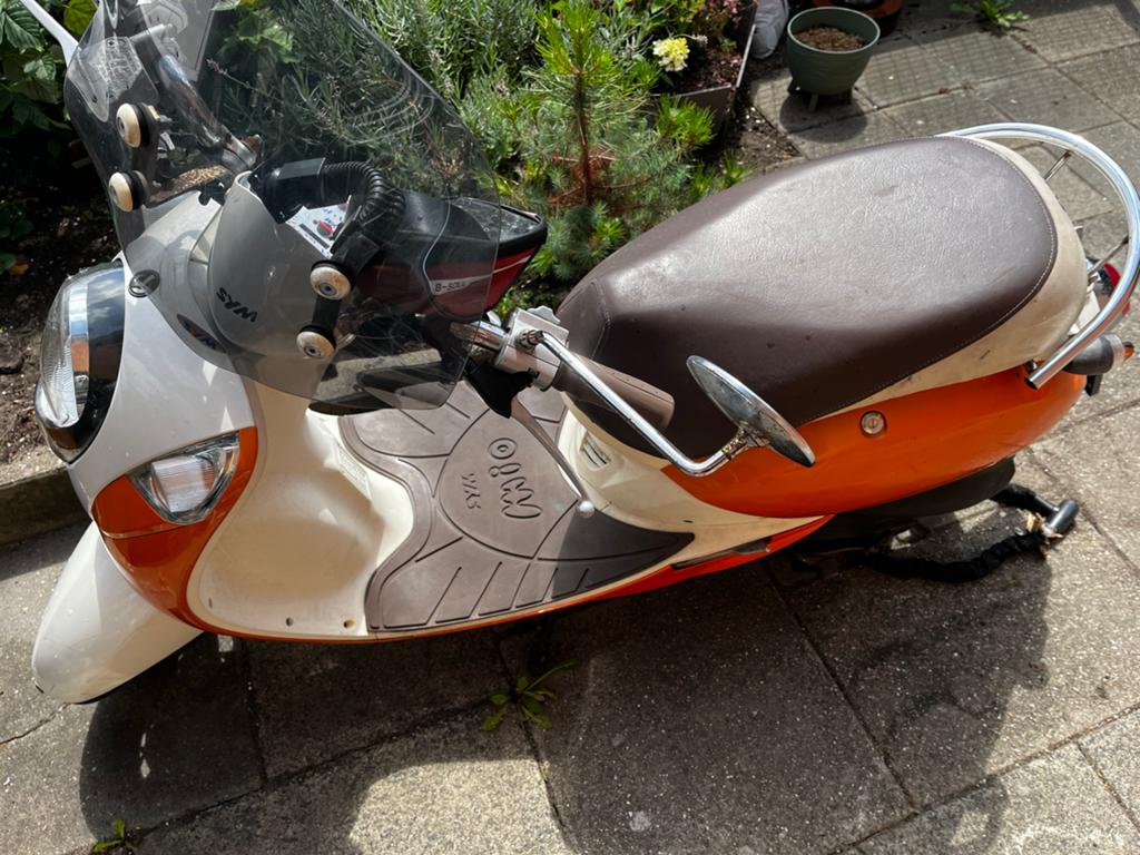 SYM Mio Scooter - Oranje/Wit - 50cc, Ophalen, Zo goed als nieuw, Benzine