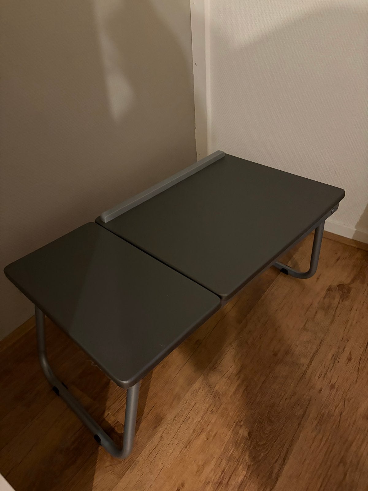 Verstelbaar laptoptafeltje voor bed of bank, Huis en Inrichting, Tafels | Bijzettafels, Ophalen, Minder dan 45 cm, Metaal of Aluminium