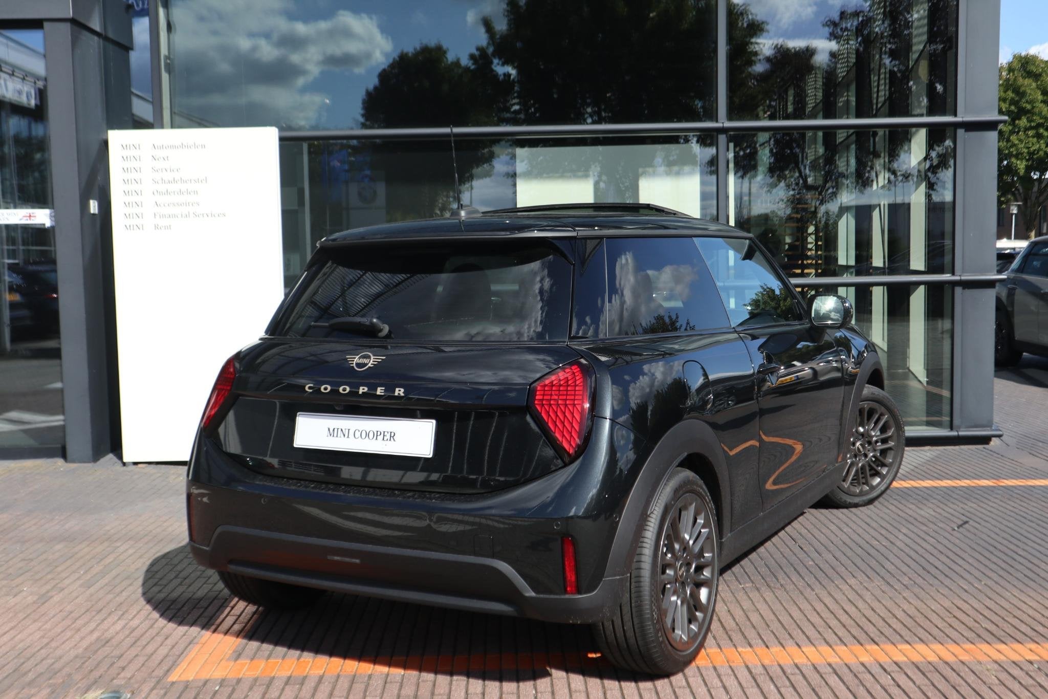 MINI 3-Deurs Cooper C | Classic uitvoering + Pakket M, 156 pk, Met garantie (alle), 4 stoelen, Leder en Stof