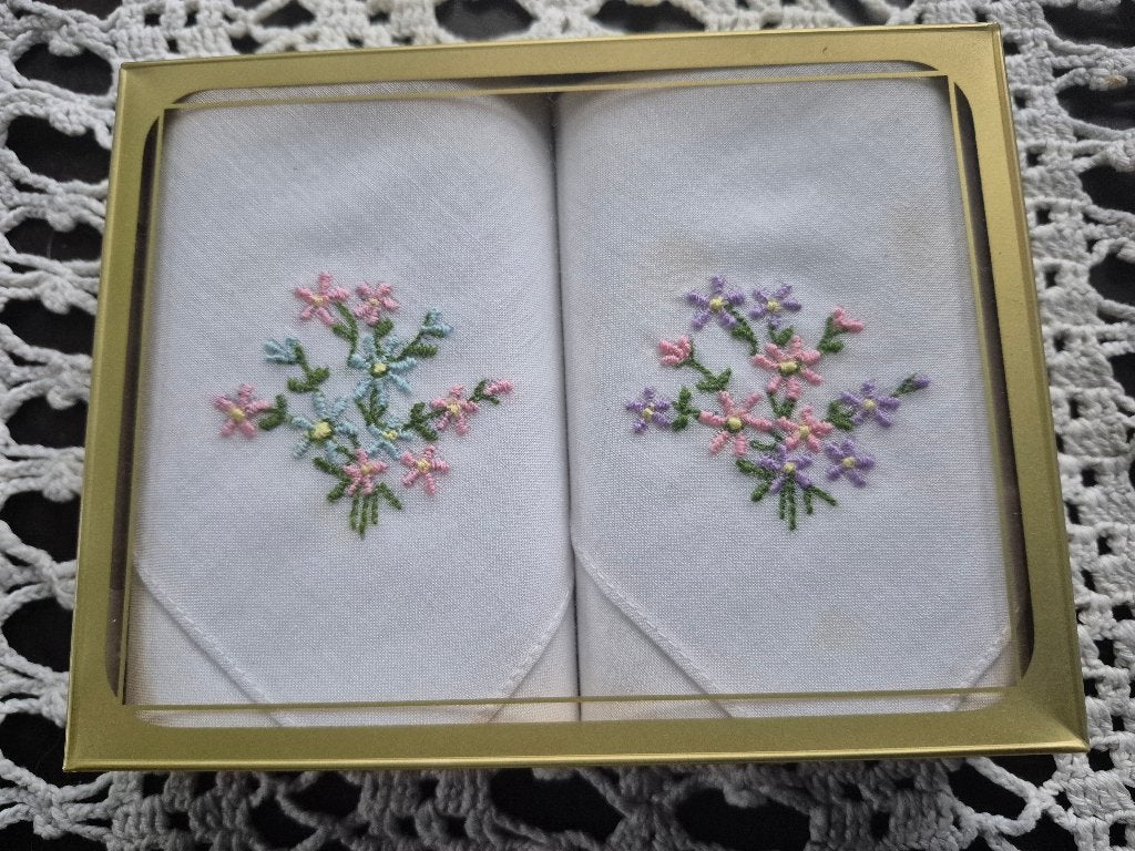 Set van 2 geborduurde zakdoeken in geschenkdoos, Ophalen of Verzenden