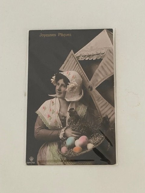 Antieke ingekleurde ansichtkaart Pasen. Vrouw met paaseieren, Ophalen, 1920 tot 1940, Gelopen, Feest(dag)