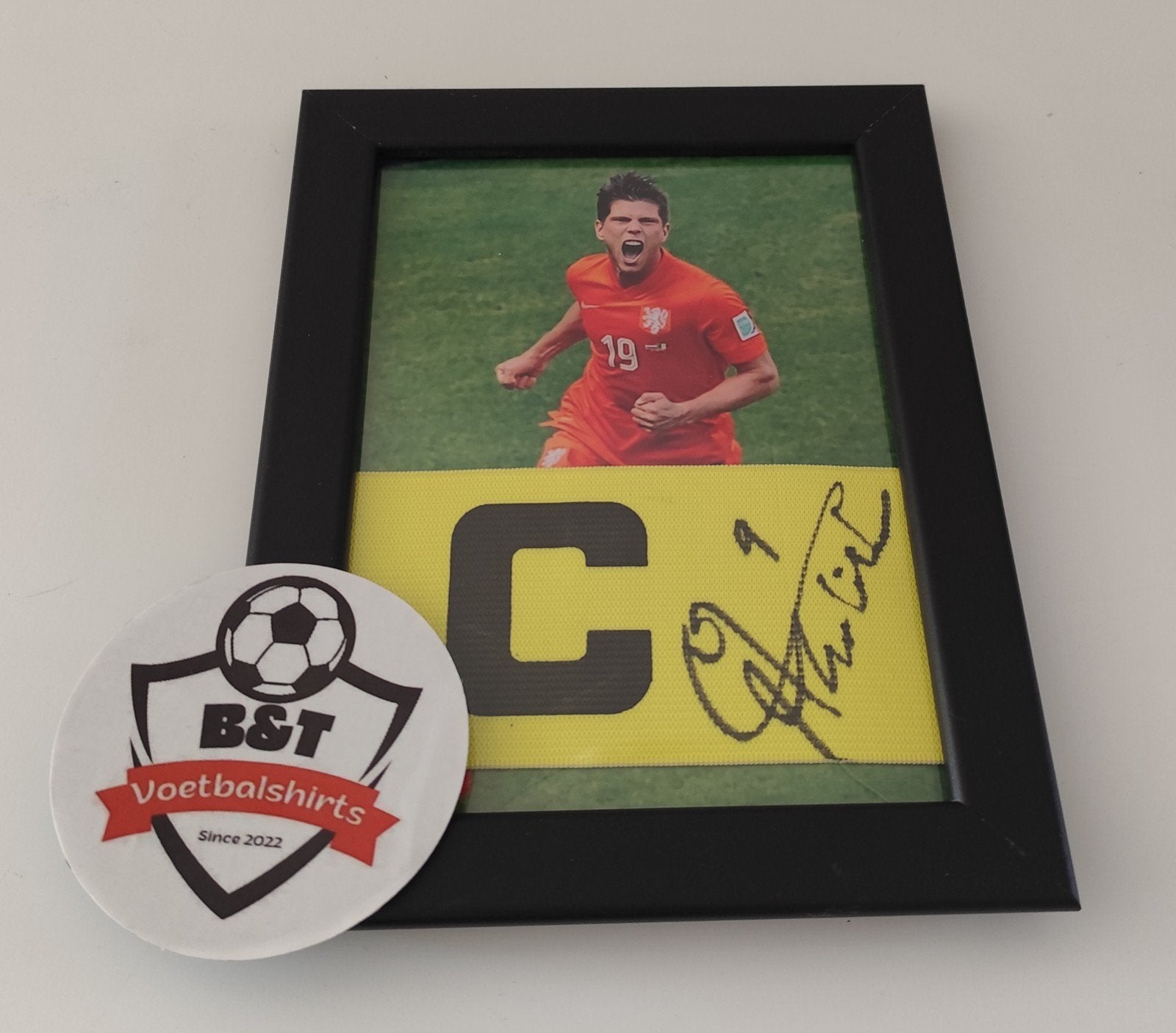 Gesigneerde foto Klaas Jan Huntelaar met aanvoerdersband, Verzamelen, Verzenden, ., Overige typen, Zo goed als nieuw