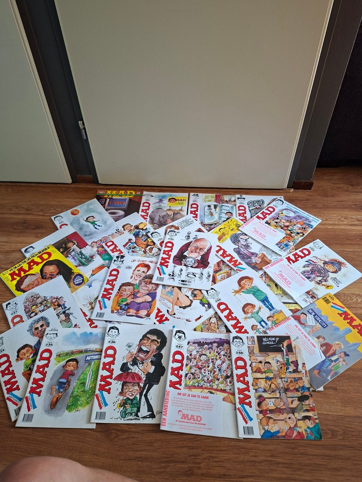 32 MAD Magazines: Inclusief Super Special Sitcoms & Dracula, Boeken, Ophalen of Verzenden, Gelezen, Muziek, Film of Tv