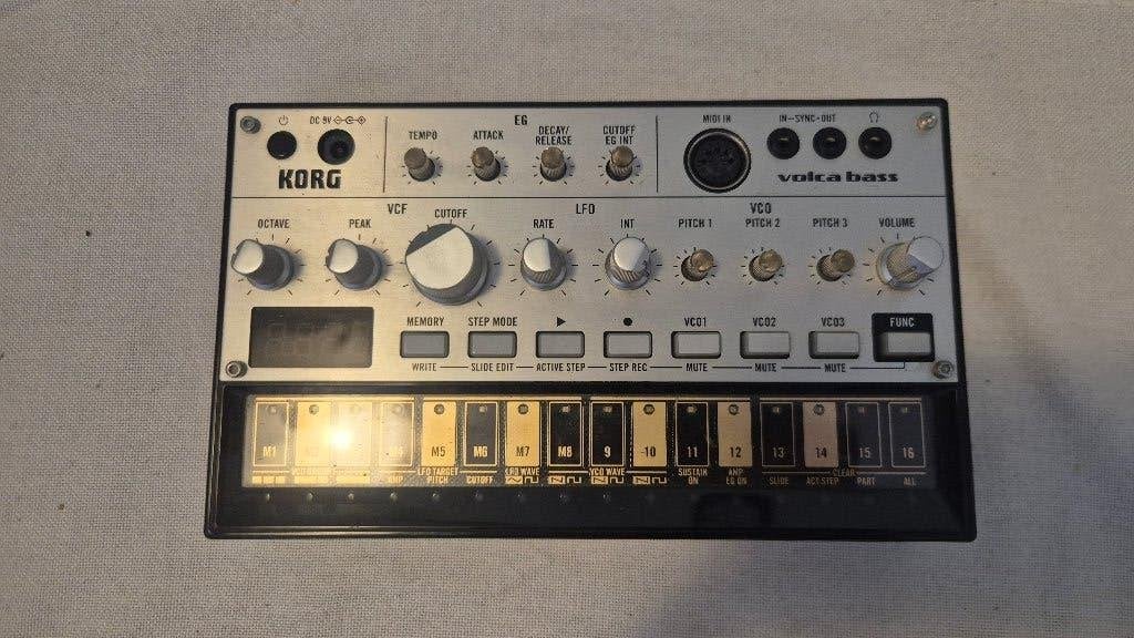 Volca Bass synthesizer, Muziek en Instrumenten, Synthesizers, Ophalen of Verzenden, Zo goed als nieuw, Overige aantallen, Korg