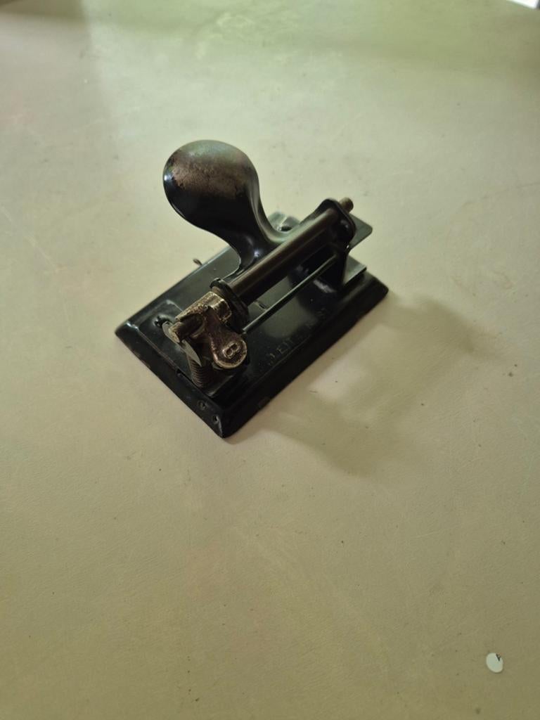 Vintage handmatige perforator, Ophalen