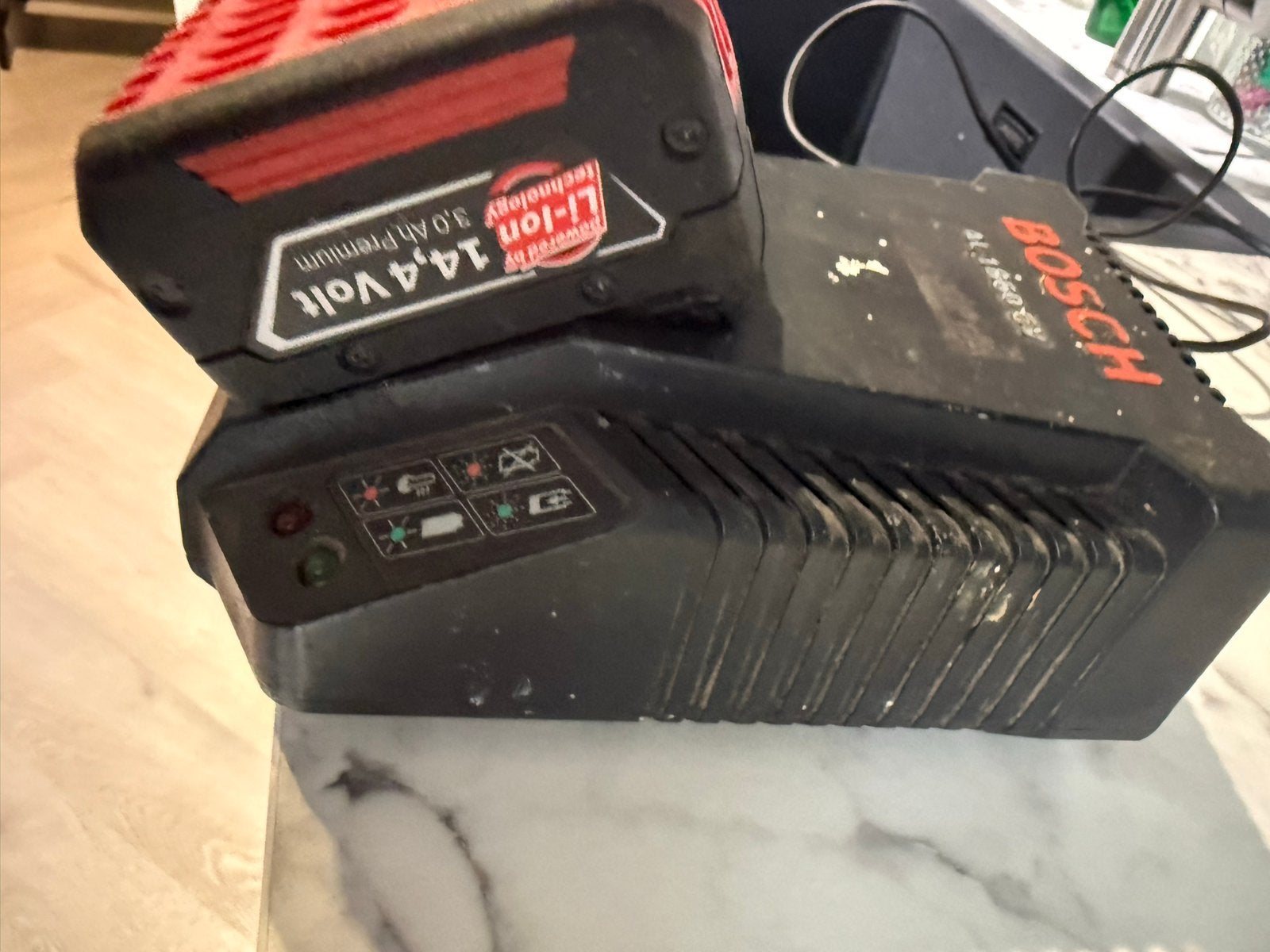 Bosch acculader AL 1860 CV met 14.4V accu, Ophalen, Gebruikt, Minder dan 400 watt, Overige typen