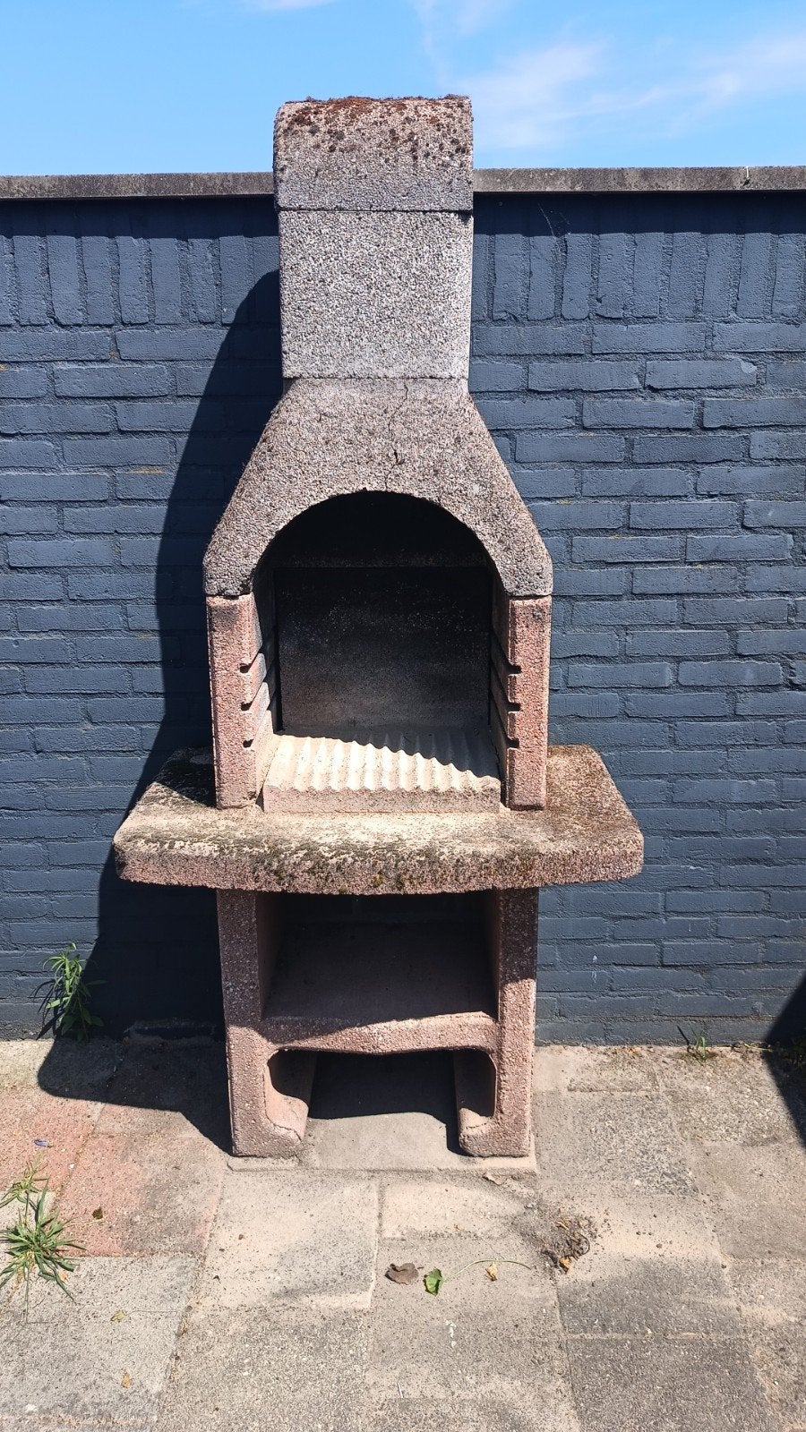 Betonnen BBQ met scheur in schoorsteen, werkt perfect, Tuin en Terras, Ophalen, Gebruikt