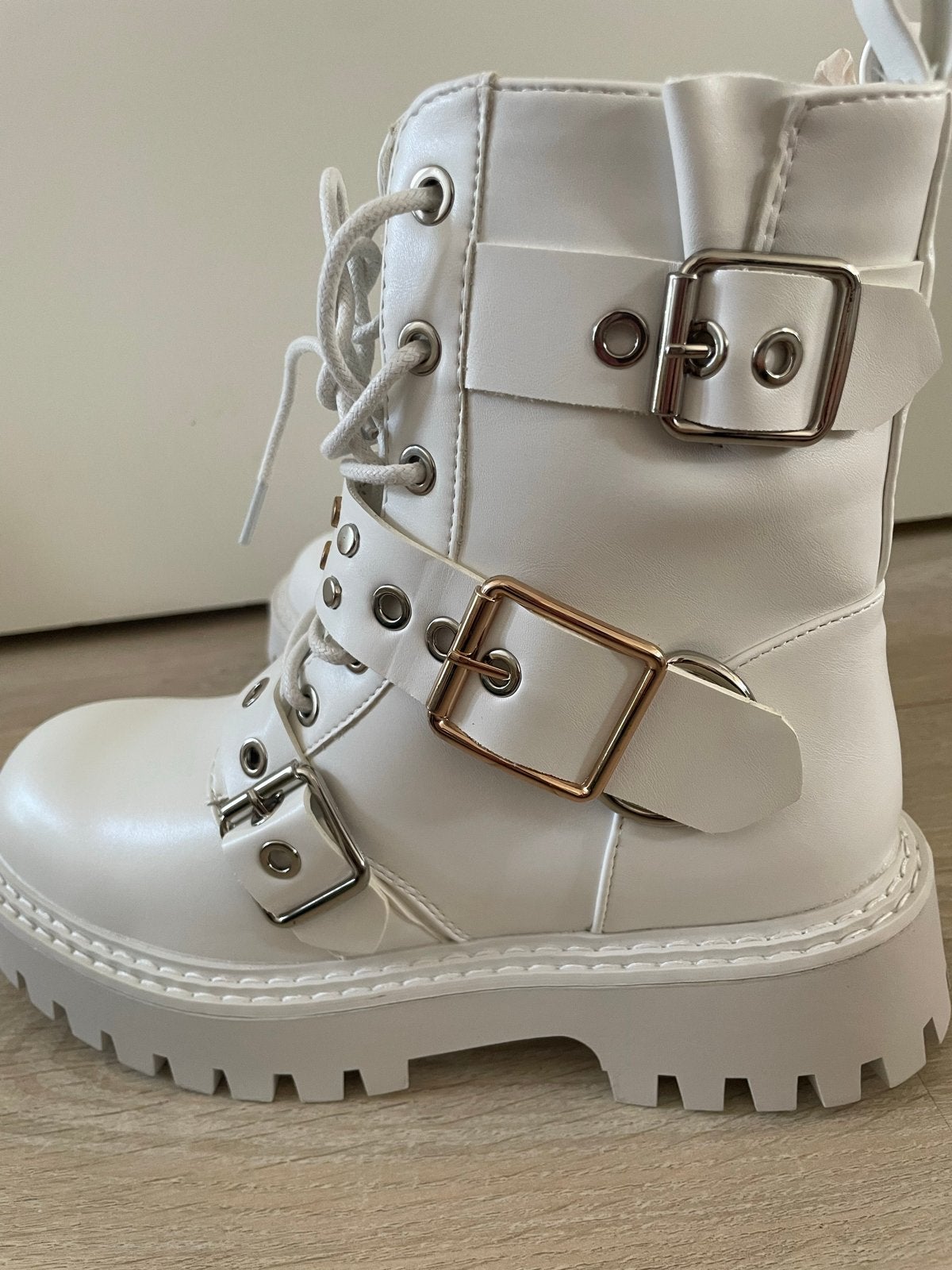 Witte biker boots met gespen en studs, Wit, Lage of Enkellaarzen, Nieuw, Ophalen of Verzenden