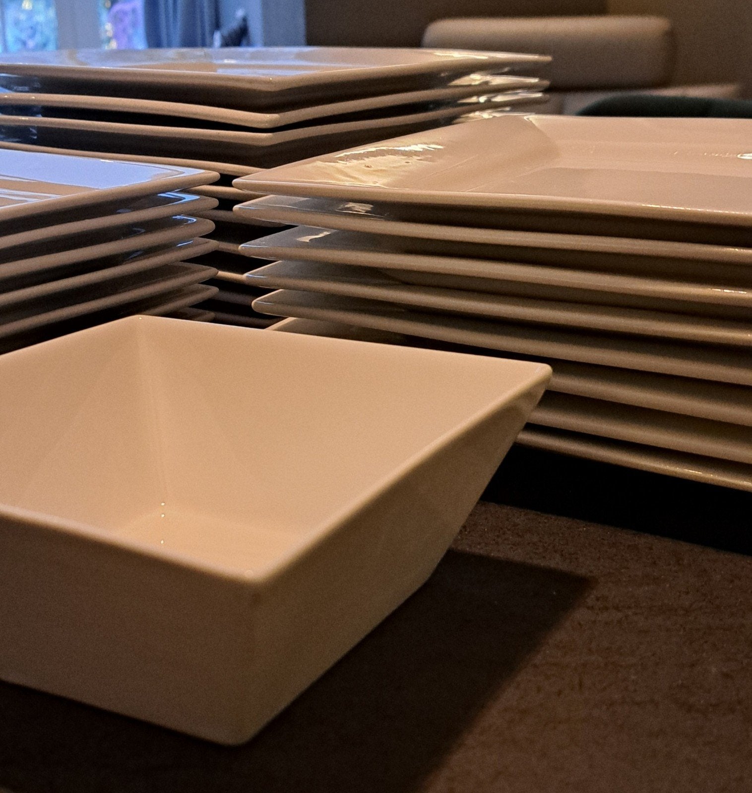 Wit vierkant servies: borden en kommen, Gebruikt, Keramiek, Ophalen of Verzenden, Bord(en)