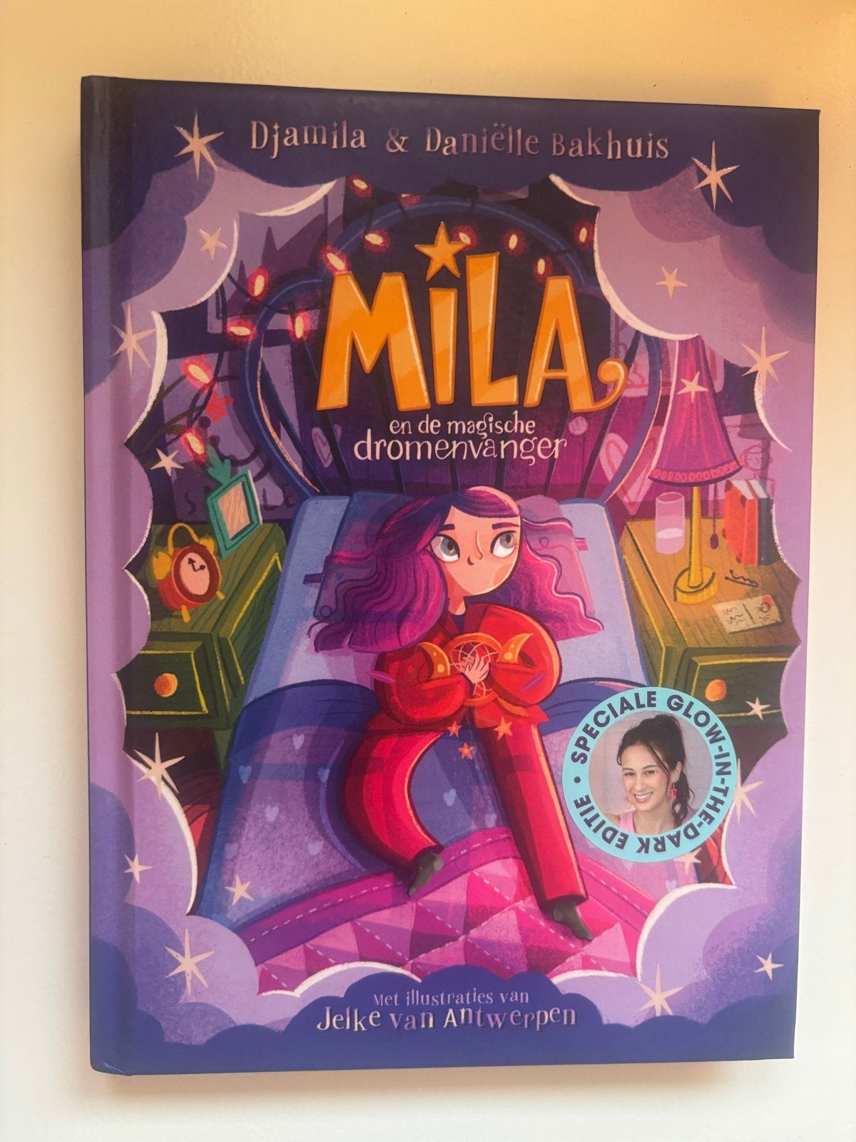 Mila en de magische dromenvanger - Gesigneerd door Djamila, Ophalen of Verzenden, Zo goed als nieuw, Fictie