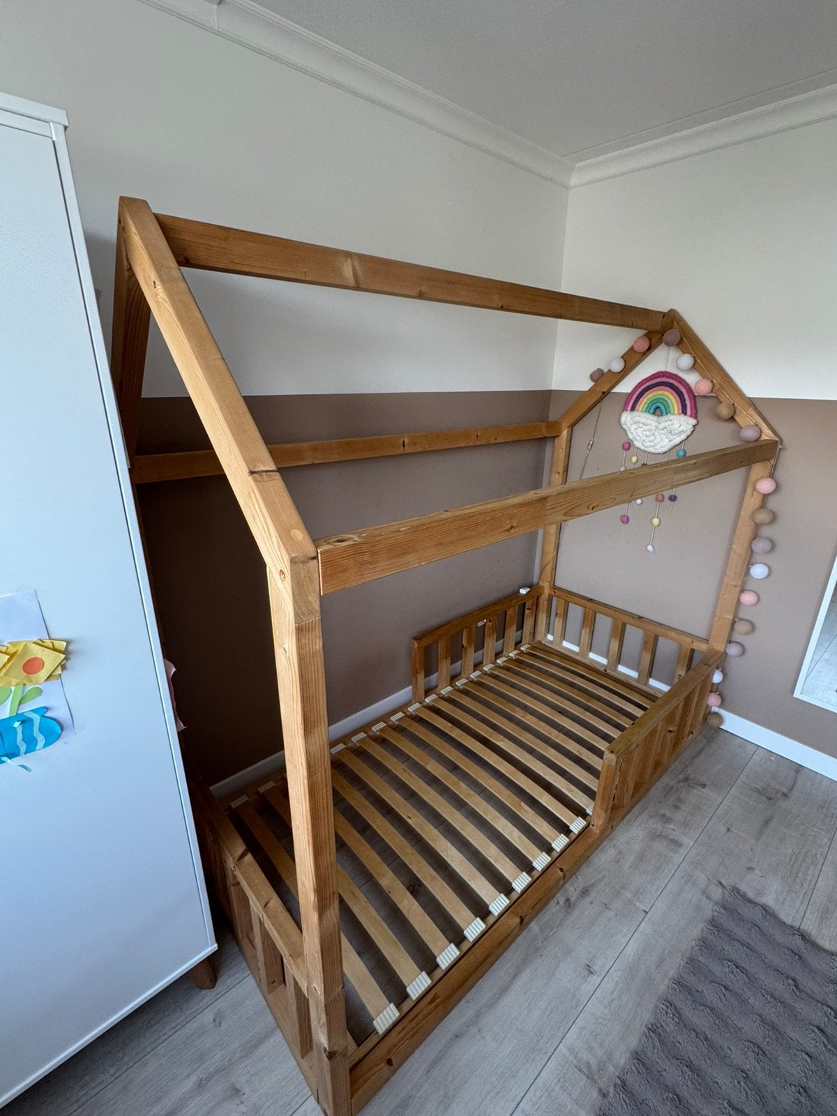 Bedhuisje manowoods/hout van kind 90x200, Ophalen, 85 tot 100 cm, Zo goed als nieuw, Lattenbodem
