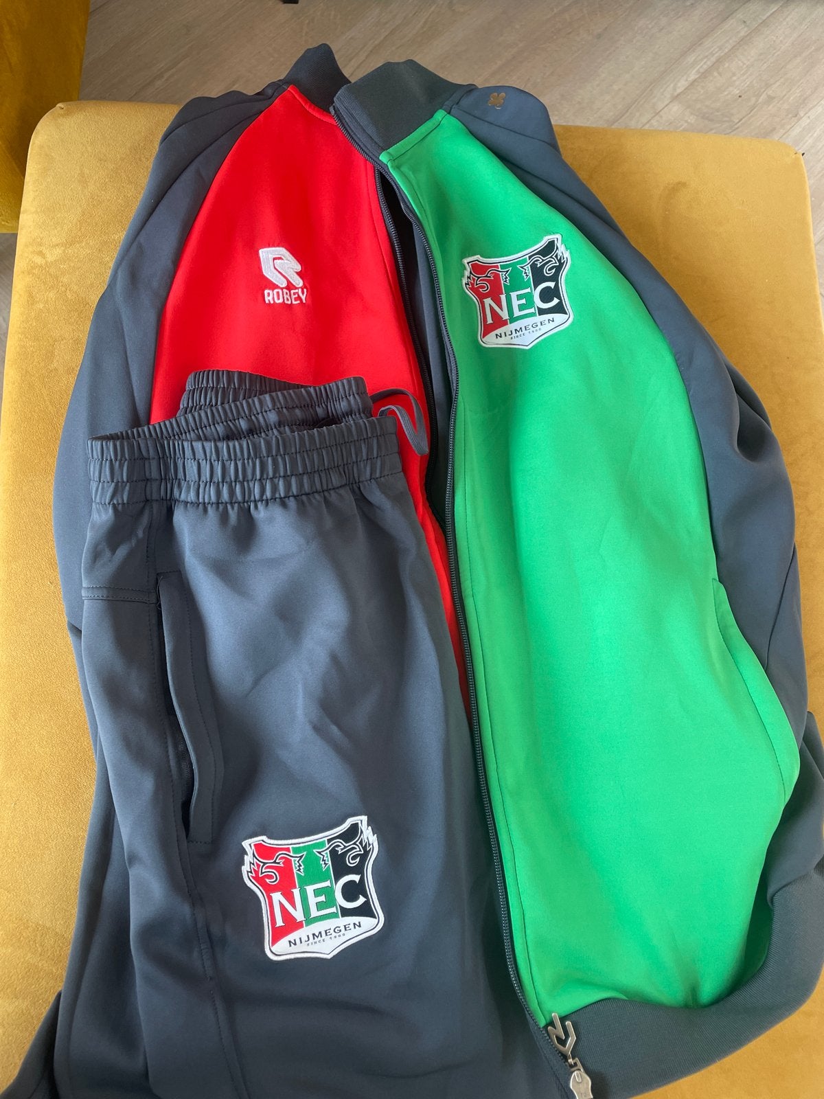 NEC Trainingspak Maat M, Ophalen, Maat 48/50 (M), Voetbal, Gedragen