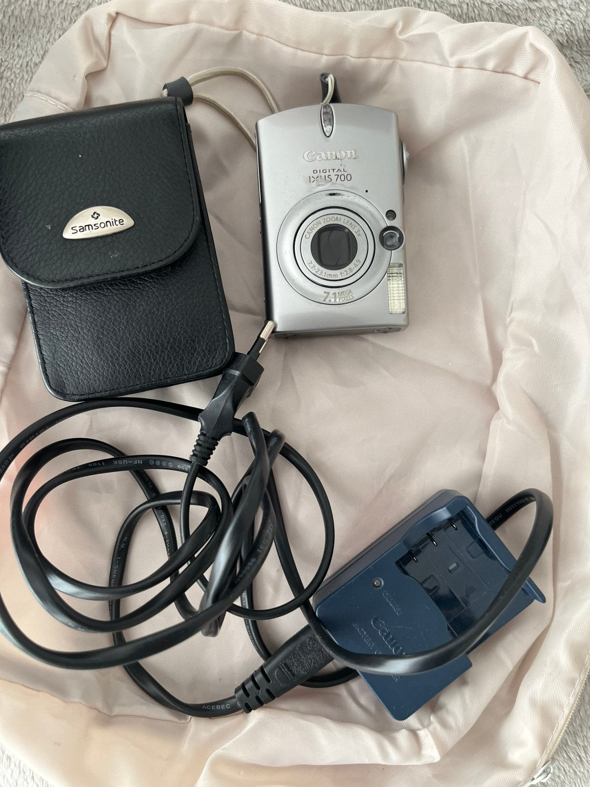 Canon Digital Ixus 700 -7.1 pixels met oplader, Gebruikt, Canon, Minder dan 4 keer, Ophalen