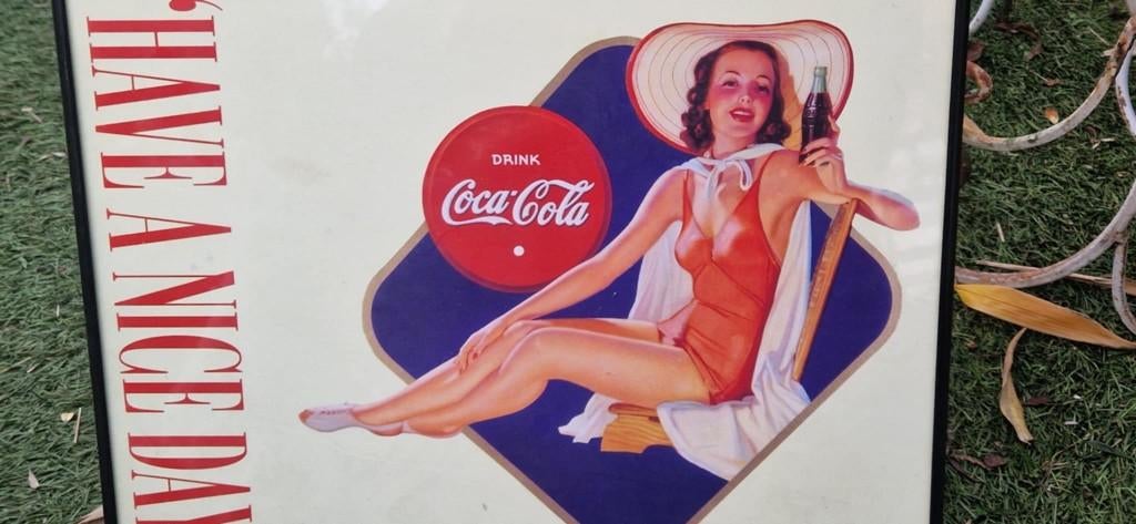 Coca Cola Pin Up reclame advertentie (brocante), Verzamelen, Ophalen of Verzenden, Gebruikt, Reclamebord