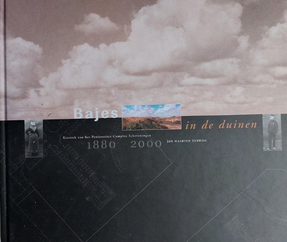 Bajes in de duinen. Penitentiair Complex Scheveningen 120 jr, 19e eeuw, Jan Maarten Terwiel, Ophalen of Verzenden, Zo goed als nieuw