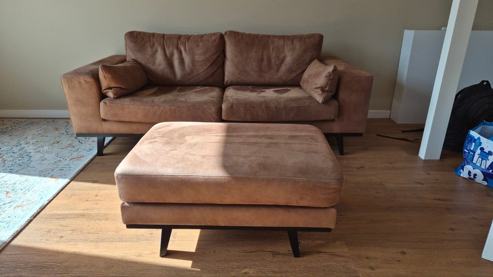 Comfortabele 2-zitsbank met hocker.  Zo goed als nieuw, Ophalen, Modern, Comfortabel, 150 tot 200 cm, Tweepersoons