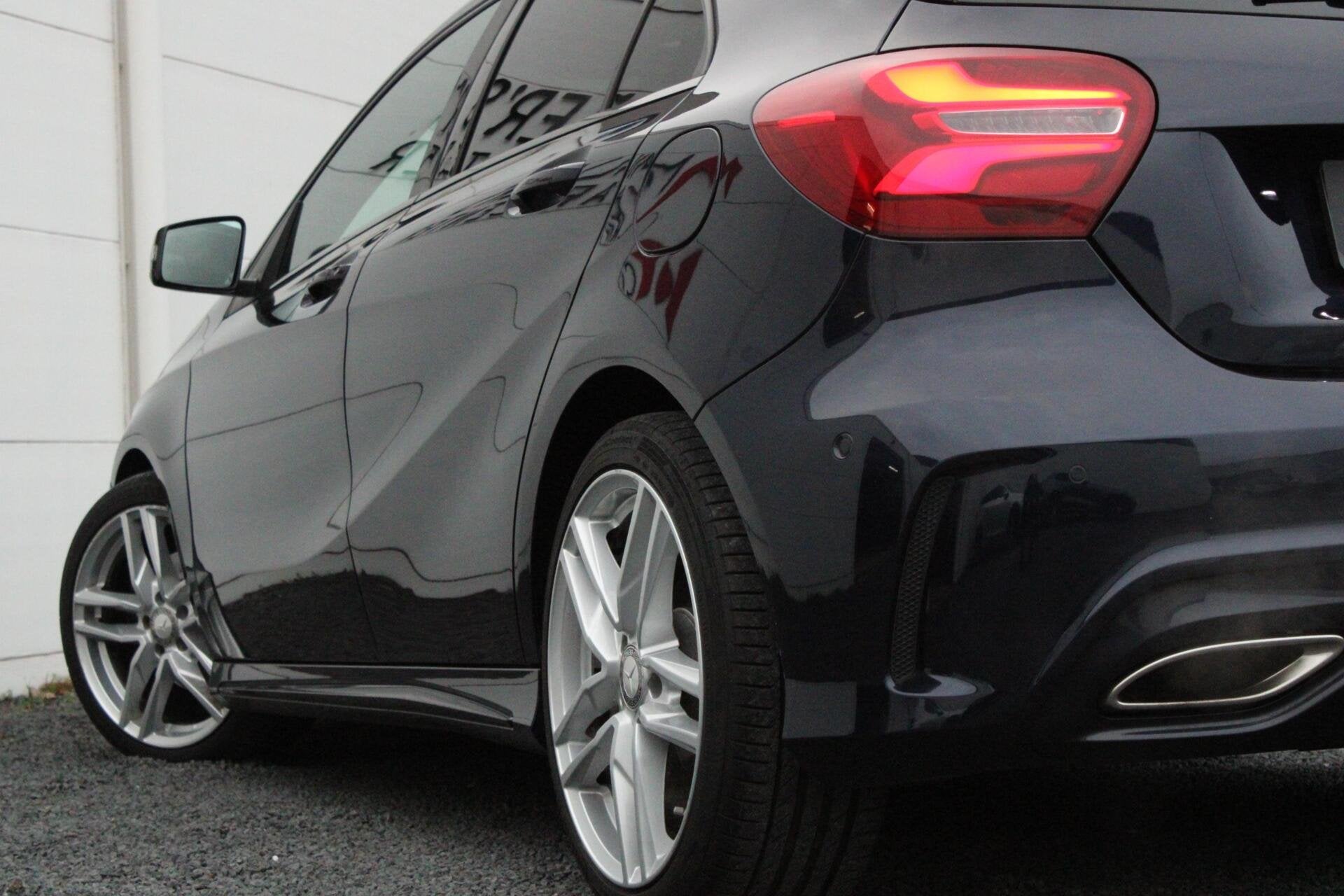 Mercedes A180 AMG Night Edition Harman Kardon Pano Carplay S, Auto's, Gebruikt, 4 cilinders, Blauw, Parkeerassistent