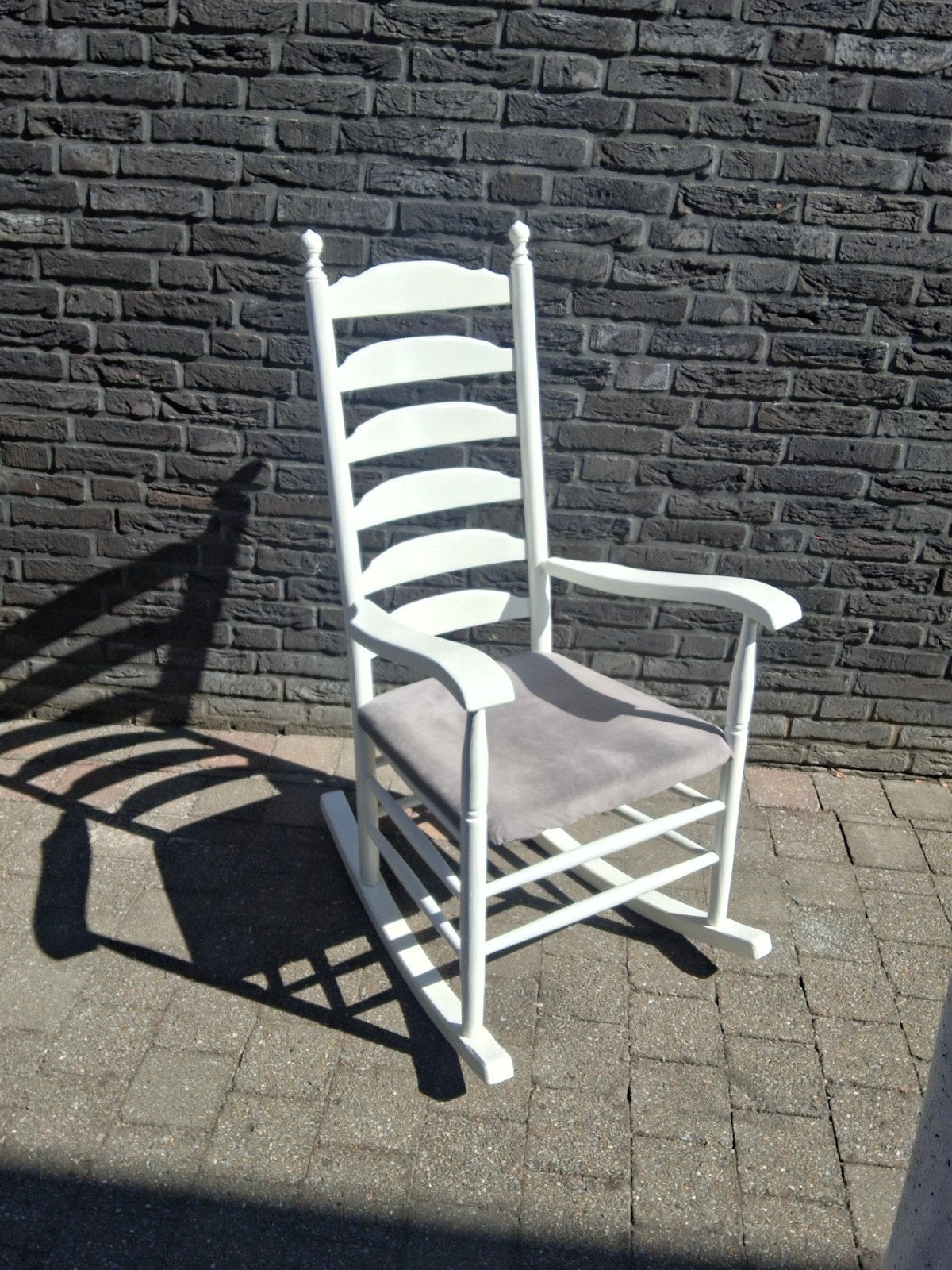 Witte schommelstoel met comfortabel zitkussen, Huis en Inrichting, Stoelen, Ophalen, Gebruikt, Wit, Stof