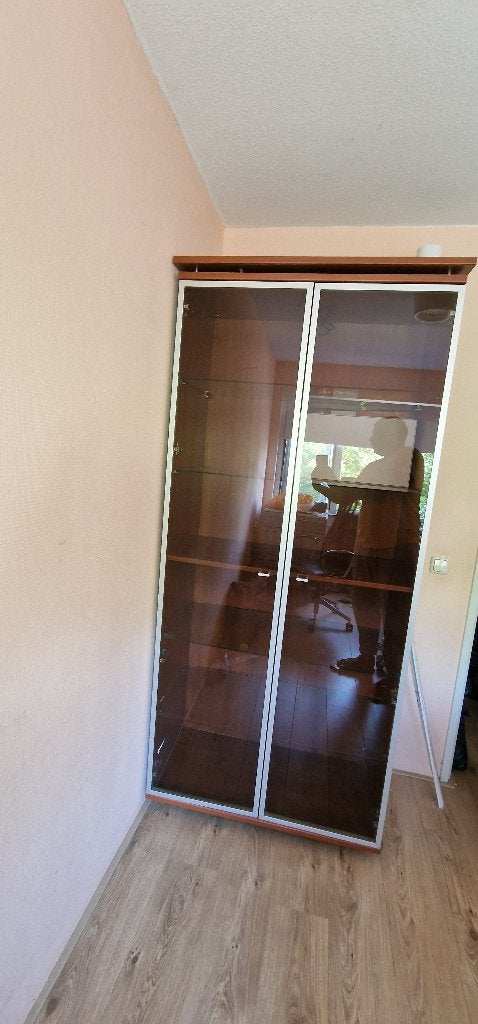 Elegant Wooden Display Cabinet with Glass Doors & Shelves, Ophalen, Gebruikt, 50 tot 100 cm, Glas