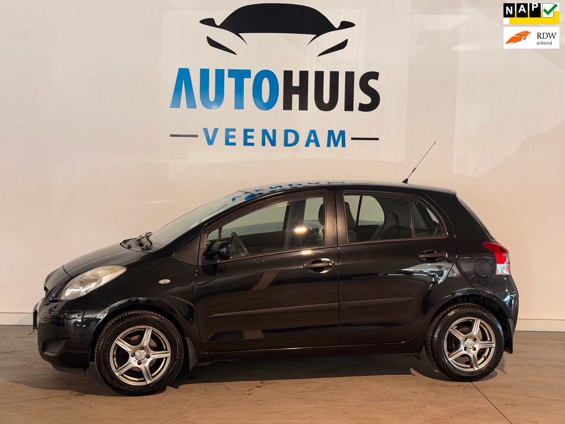 Toyota Yaris 1.3 VVTi Comfort Alle Inruil Mogelijk, Auto's, Toyota, Voorwielaandrijving, 4 cilinders, Zwart, Bedrijf
