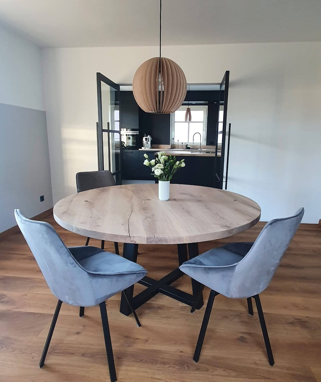 Massieve eikenhouten eettafel.Hoogwaardig stalen onderstel, Ophalen, Zo goed als nieuw, Vijf personen of meer, 100 tot 150 cm