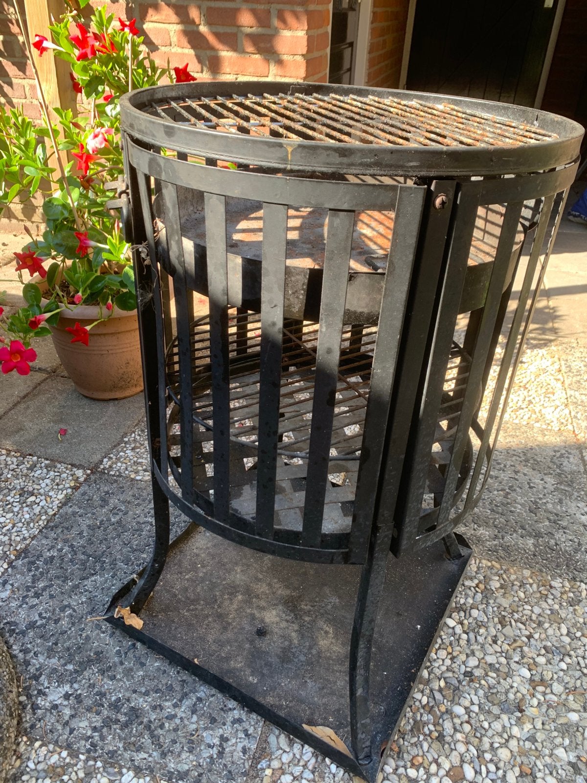 Bbq en ook buurkorf samen, Ophalen, Zo goed als nieuw