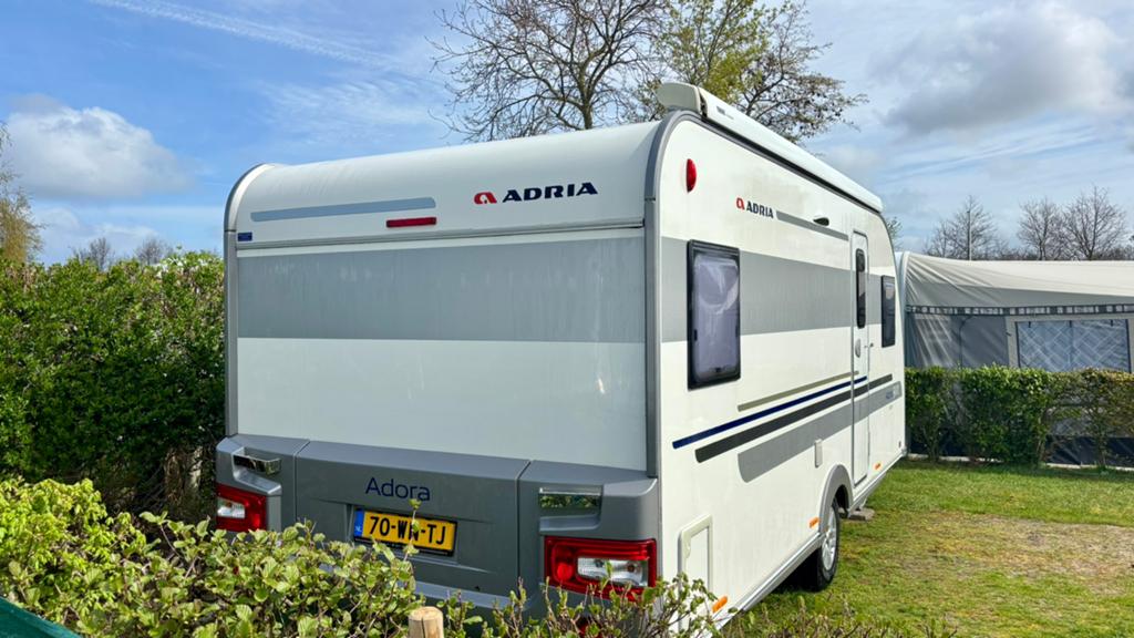 Adria Adora 512 UP Silver Collection, modeljaar 2016, Caravans en Kamperen, Caravans, Rondzit, Frans bed, Particulier, Adria