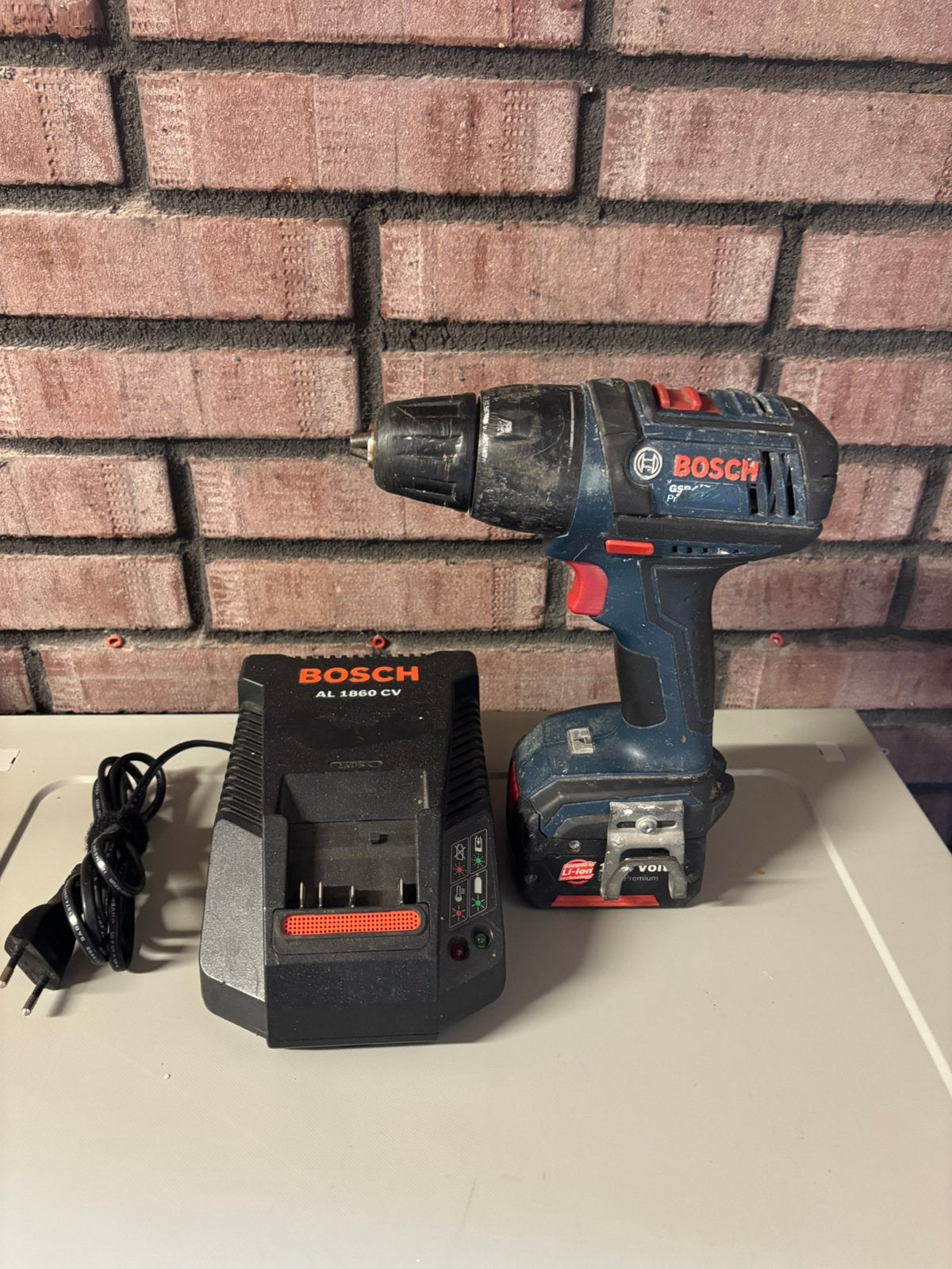 Bosch 14.4v schroefmachine lader en accu, Gebruikt, Variabele snelheid, Ophalen of Verzenden, Boor- en Schroefmachine