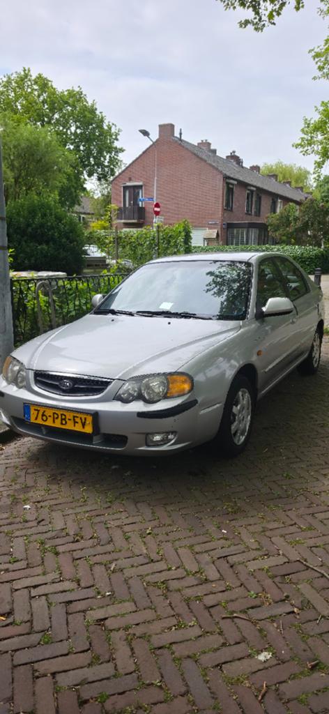 Kia Shuma 1.6 I 16V 2004 Grijs, Auto's, Kia, 13 km/l, Achterwielaandrijving, 1250 kg, Zwart