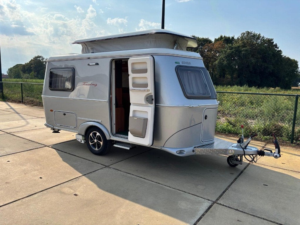 Te koop: Eriba Touring Triton 418 (2022)  Uitstekende staat, Caravans en Kamperen, Caravans, Vast bed, Luifel, Treinzit, 750 - 1000 kg