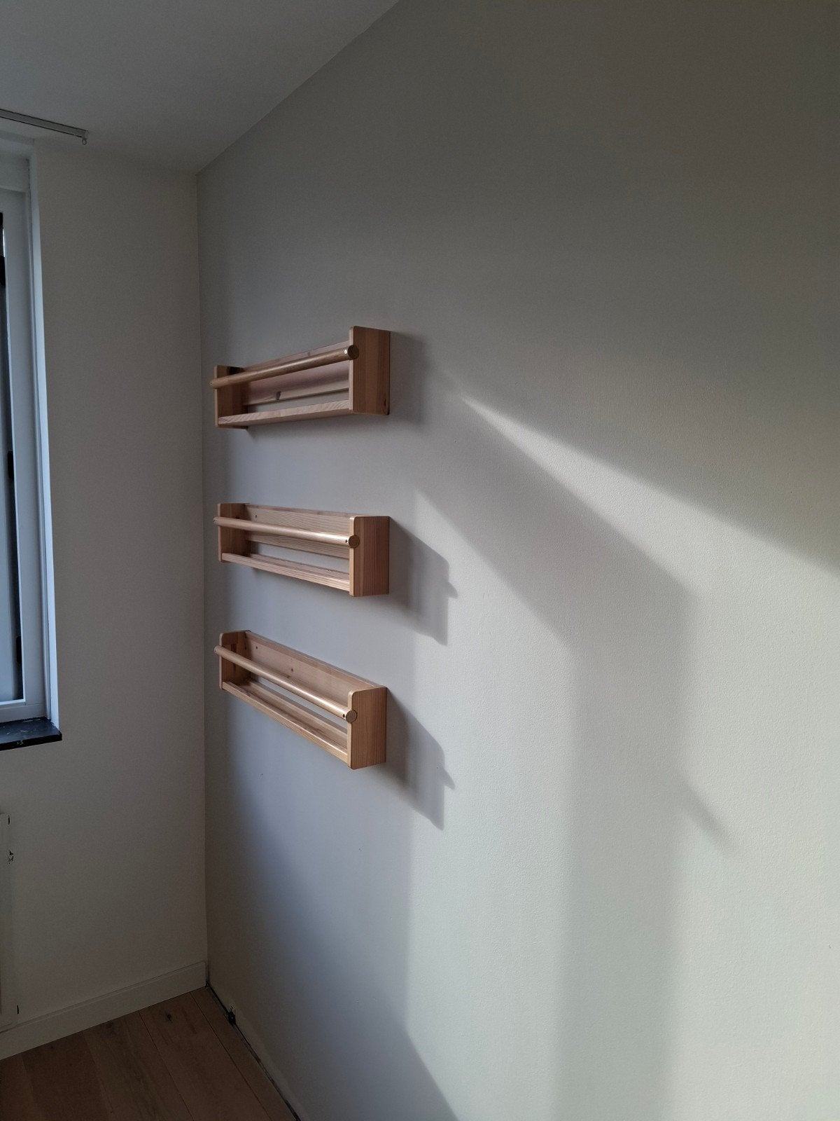 4 leuke houten boekenplankjes van 70 cm breed, Ophalen, Gebruikt
