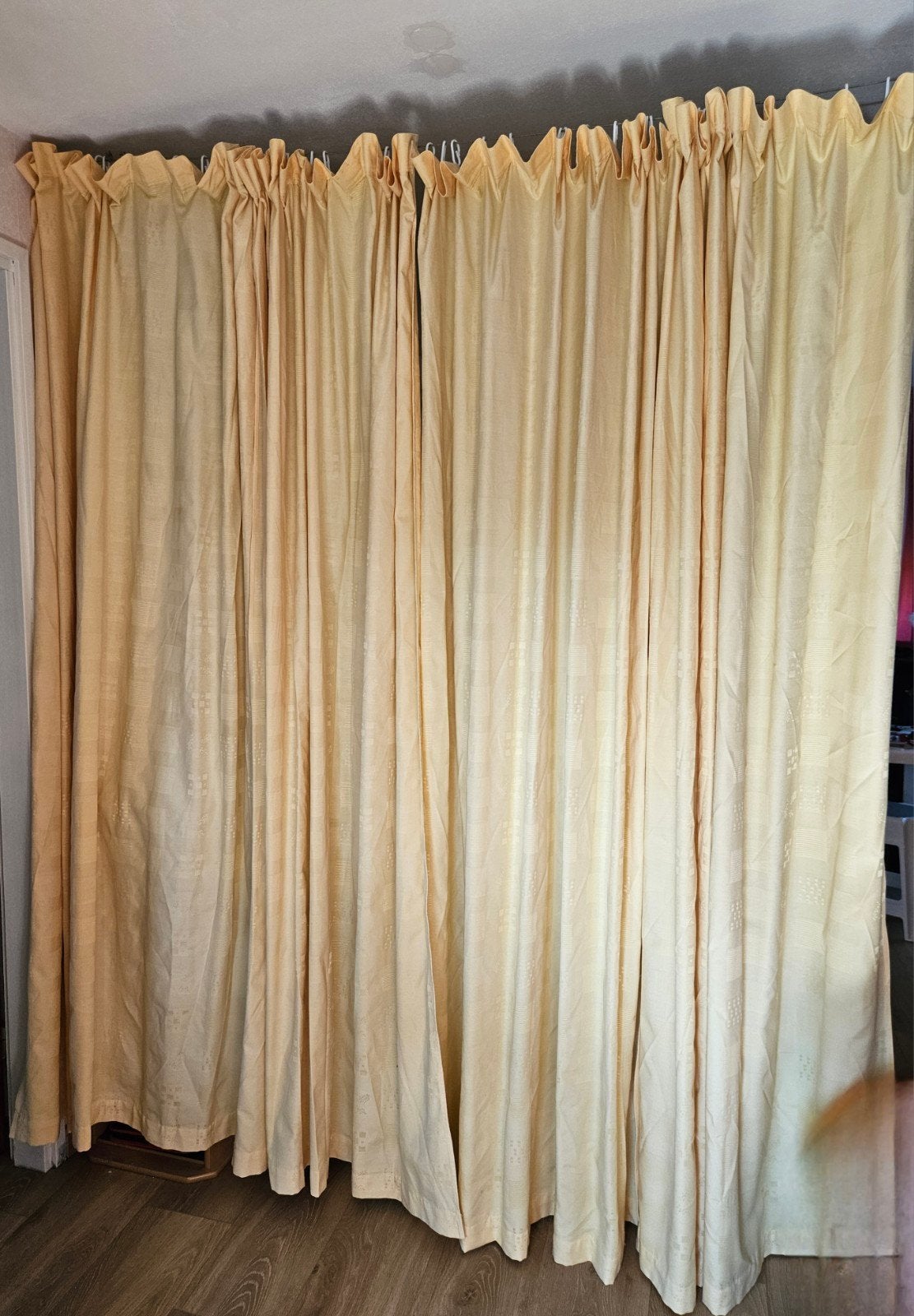 4 lange gele gordijnen met smalle plooiband, 214x130 cm, Ophalen, Plooiafwerking, Gebruikt, Geel