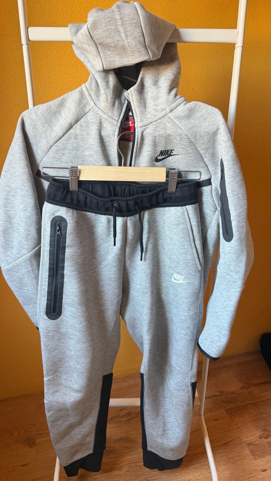 Nike Tech Fleece Trainingspak Grijs Maat M, Kleding | Heren, Sportkleding, Maat 48/50 (M), Ophalen of Verzenden, Zo goed als nieuw