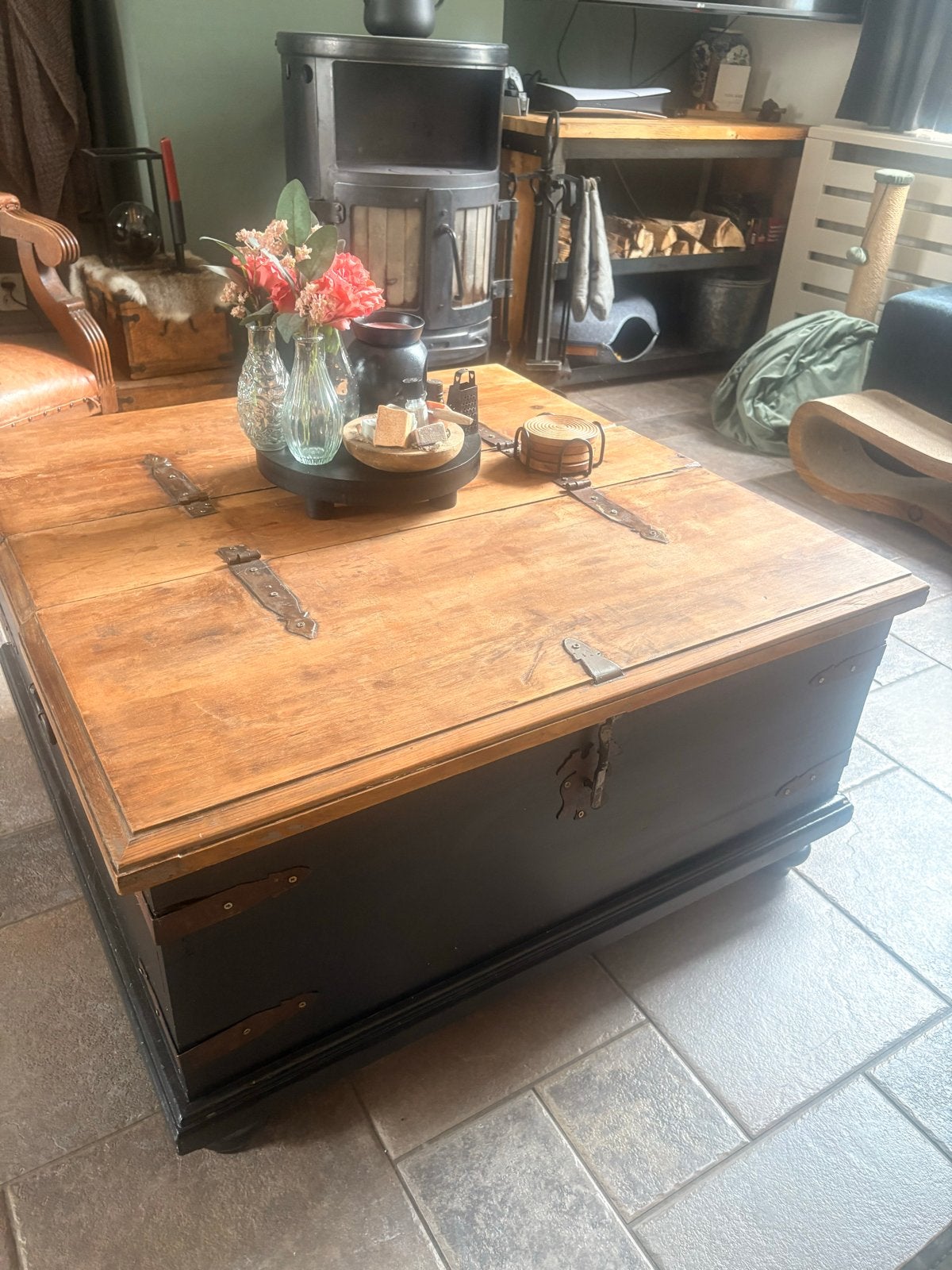 Unieke houten salontafel/kist - Zwart met naturel blad, Ophalen, 50 – 75, Gebruikt, Vierkant