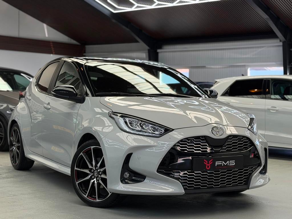 Toyota Yaris 1.5 Hybrid 130 GR SPORT HuD CarPlay Camera, Auto's, 450 kg, Gebruikt, Zwart, Met garantie (alle)
