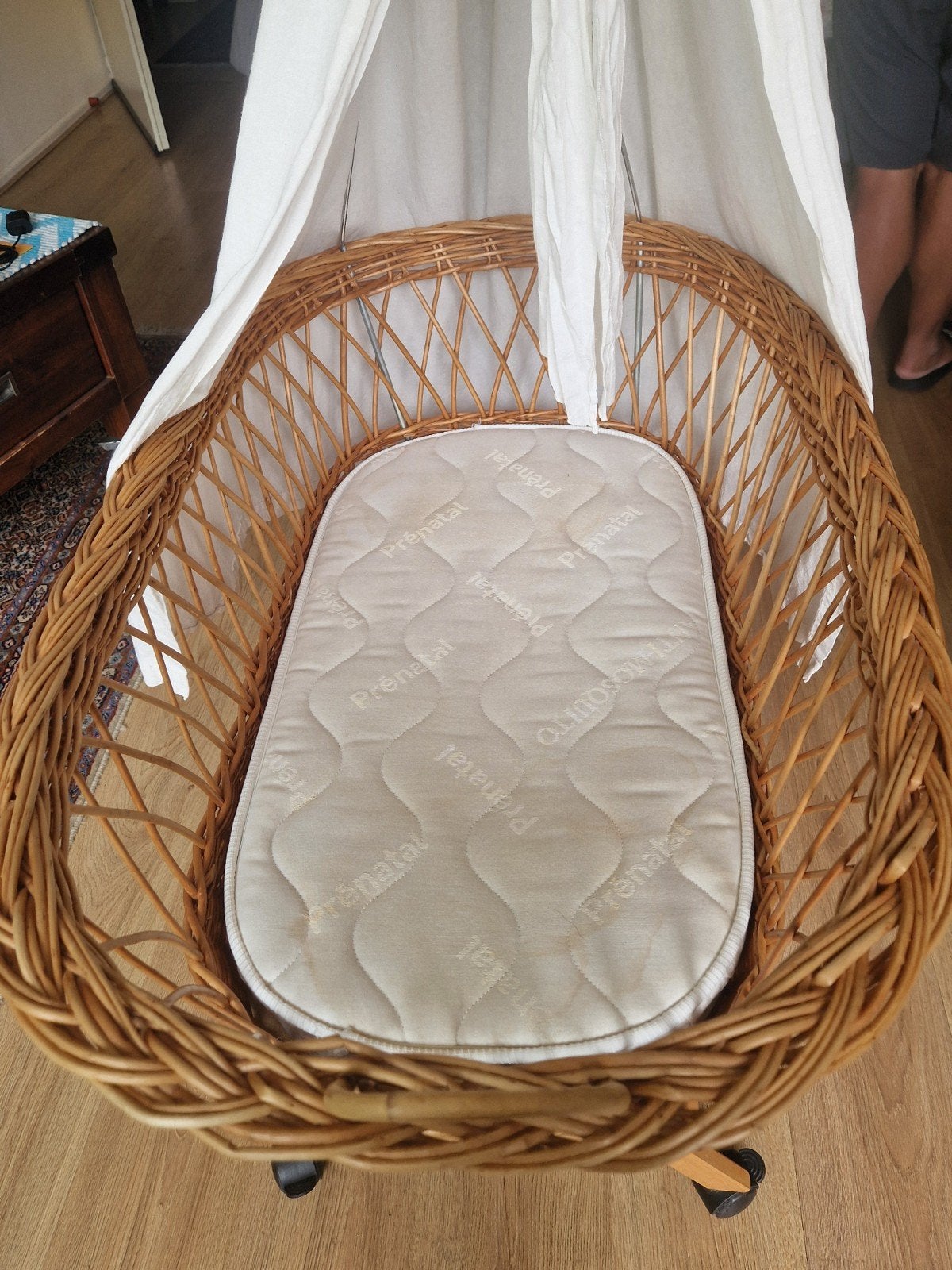 Rotan poppenwieg met matras en hemeltje, Ophalen, Gebruikt, Wieg