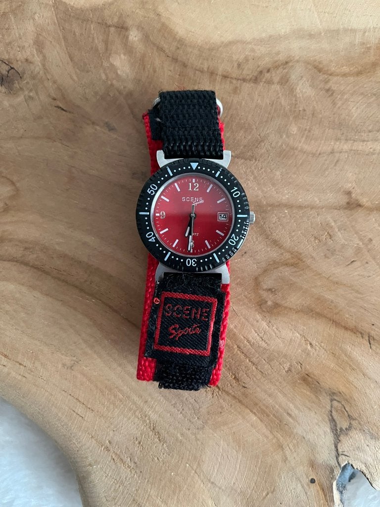 Jongens horloge doorsnee klokje 3 cm, Ophalen of Verzenden, Zo goed als nieuw, Rood, Jongen of Meisje