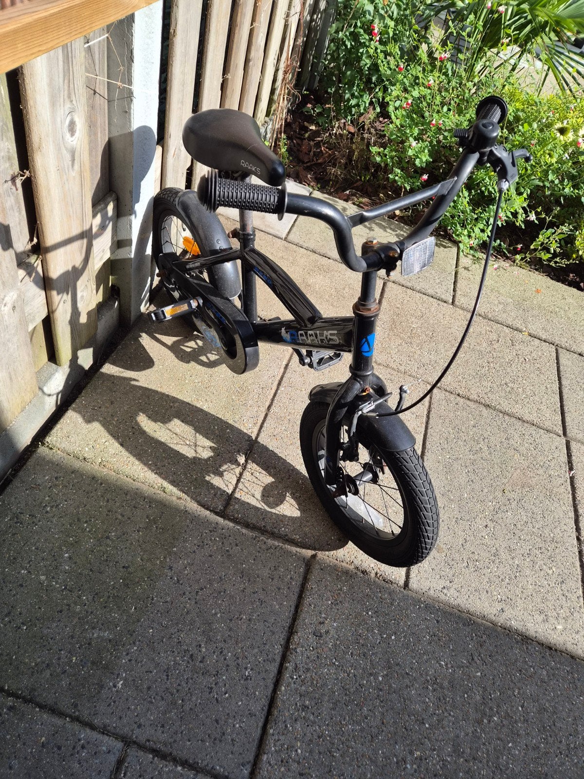 Kinderfiets 14 inch - Zwart met blauwe accenten, Ophalen, Gebruikt, Velgrem, RAAKS