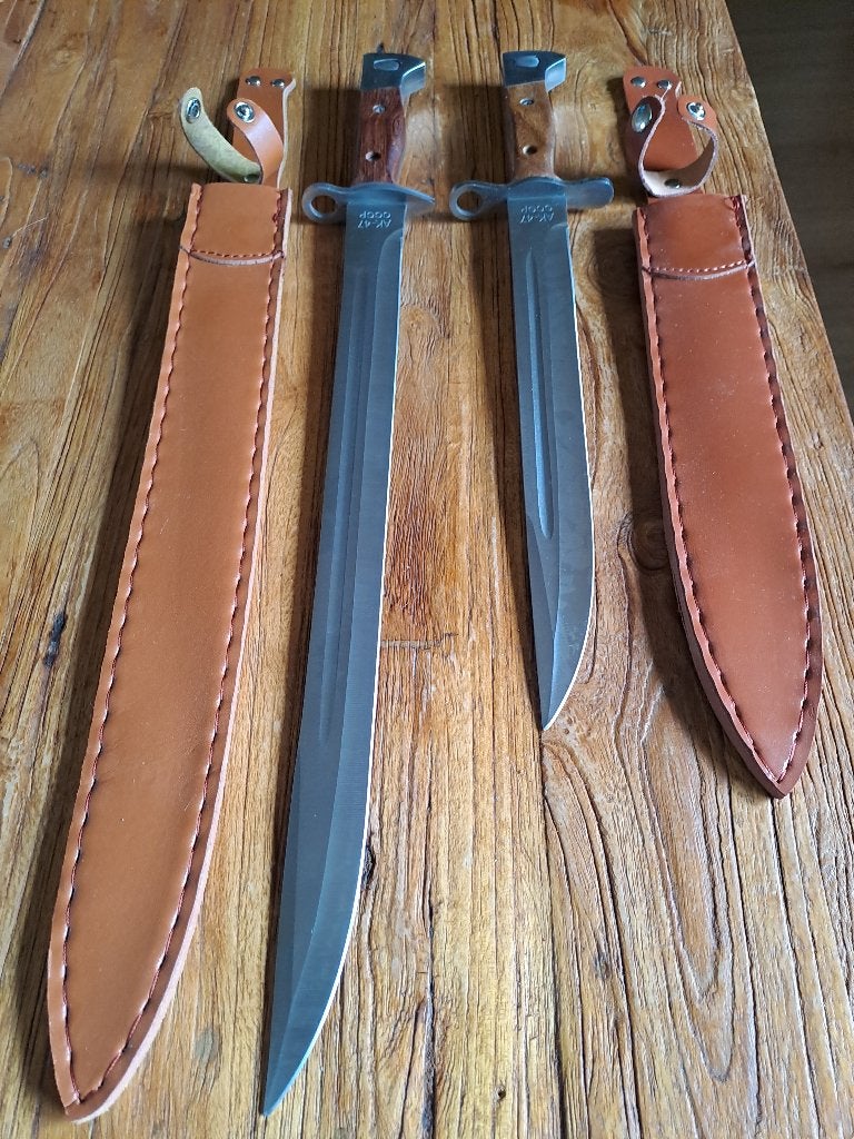Set met 2 Enorme AK47 Bajonetten AANBIEDING!
