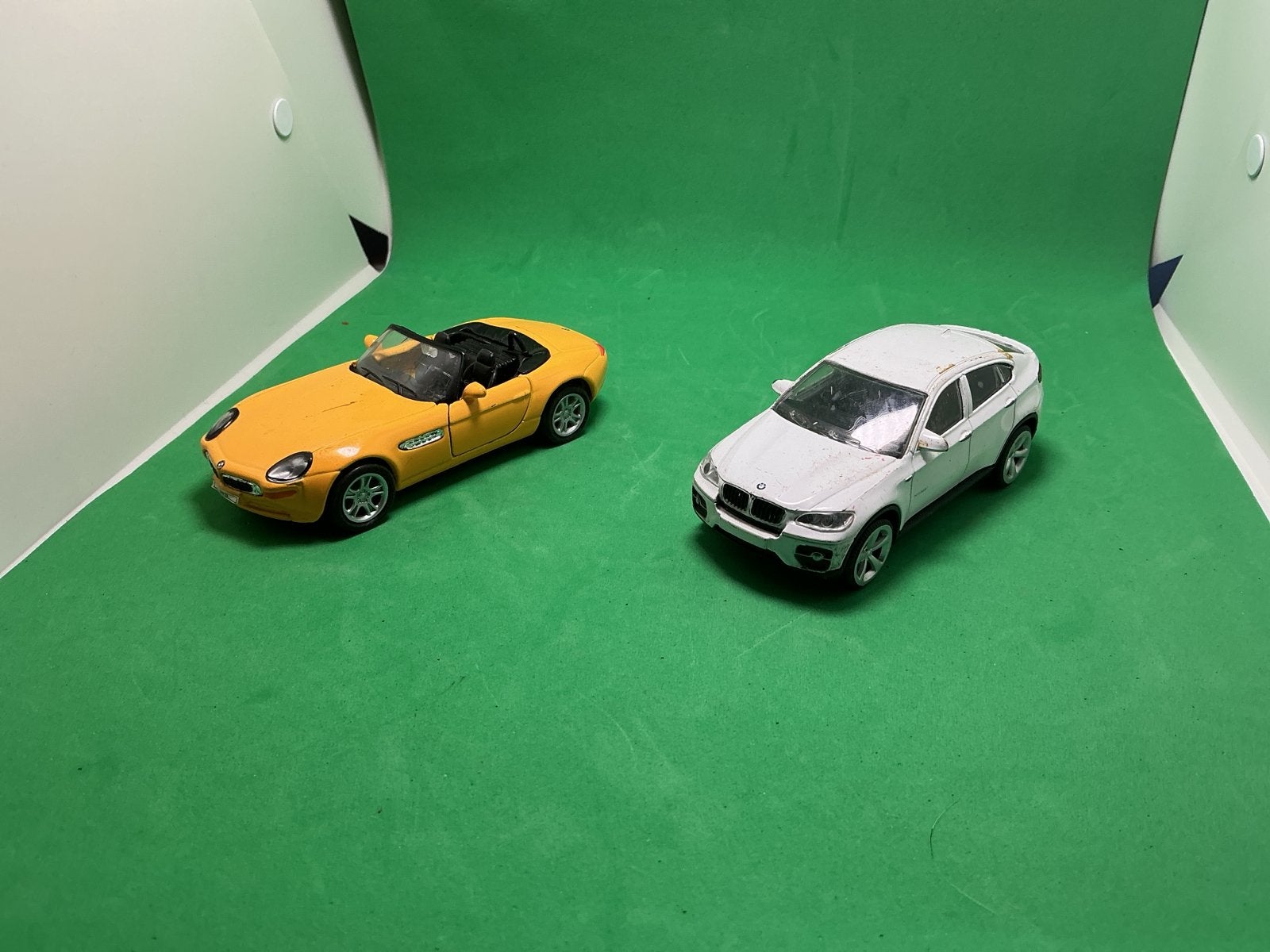 Set van 2 modelauto's: Gele cabrio en Witte SUV merk BMW, Ophalen of Verzenden, Gebruikt, Auto, Overige merken