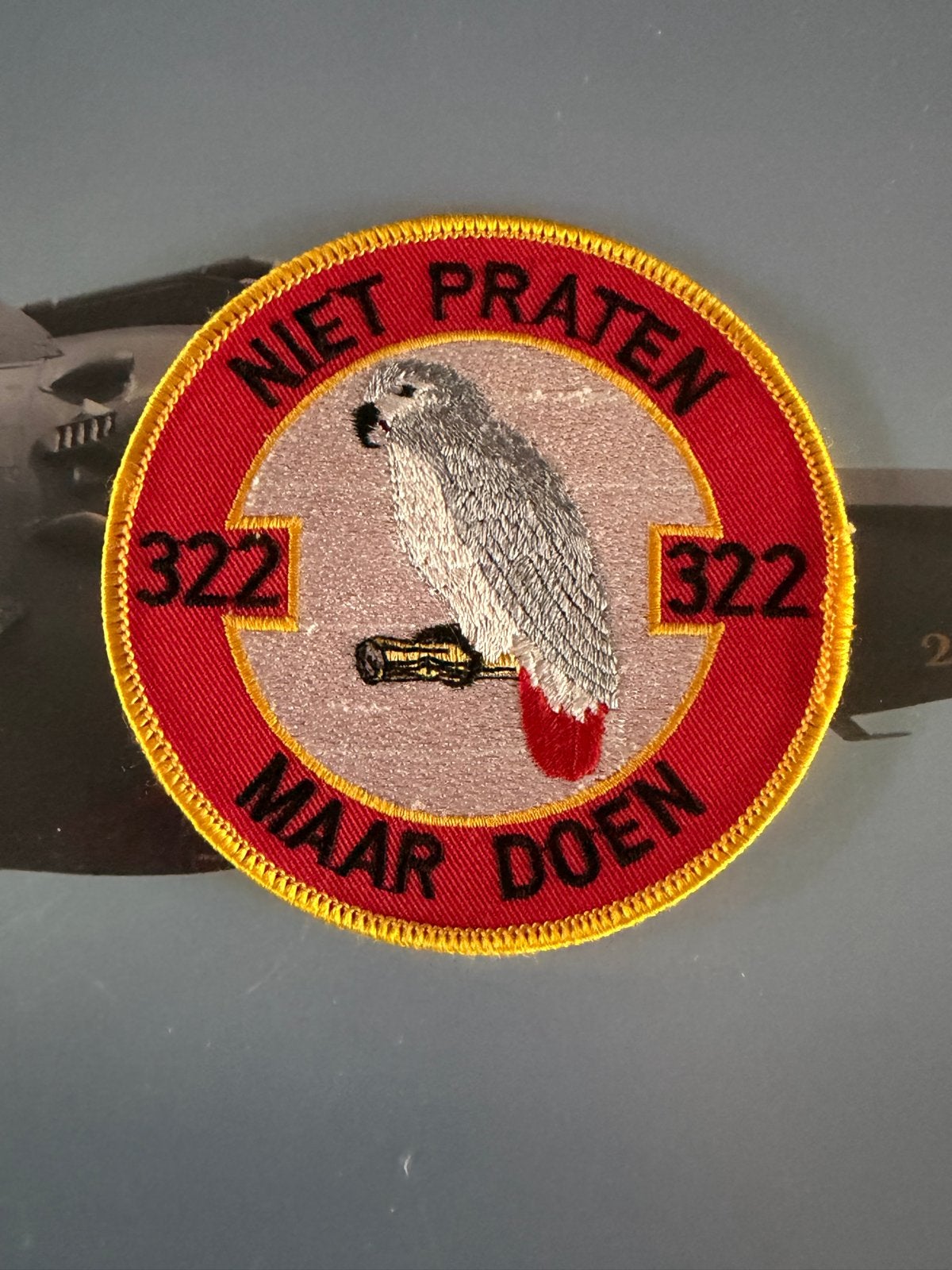 322 Squadron Patch - Niet Praten Maar Doen, Verzamelen, Ophalen of Verzenden, Luchtmacht, Nederland, Embleem of Badge