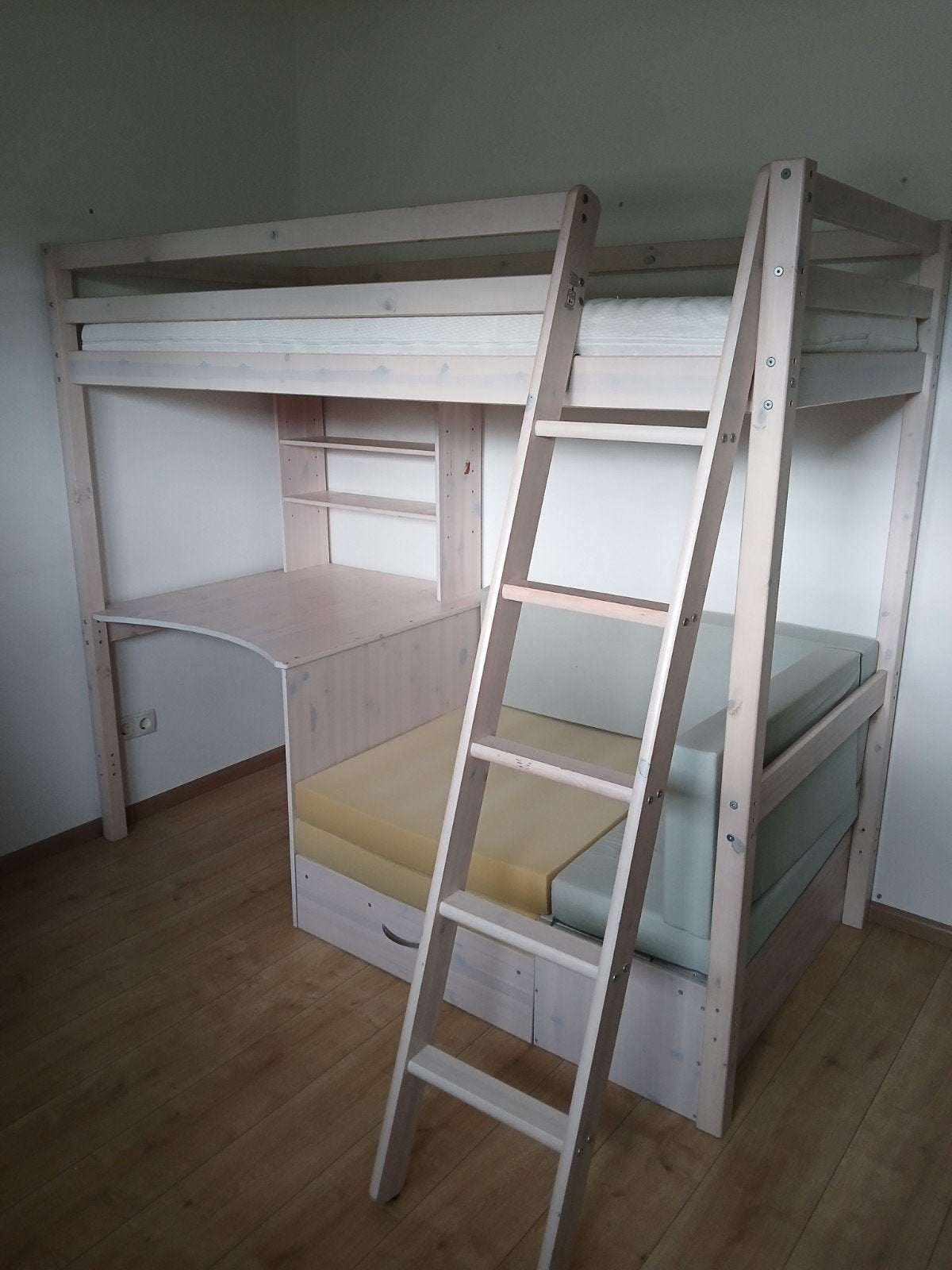 Hoogslaper met bureau, bank en uitschuifbed, Huis en Inrichting, Slaapkamer | Stapelbedden en Hoogslapers, Eenpersoons, Ophalen of Verzenden