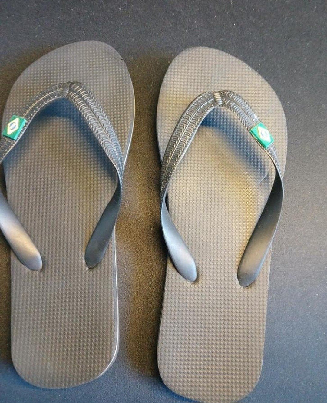Zwarte Slippers met Braziliaanse Vlag Detail, Slippers, Zwart, Ophalen of Verzenden, Zo goed als nieuw