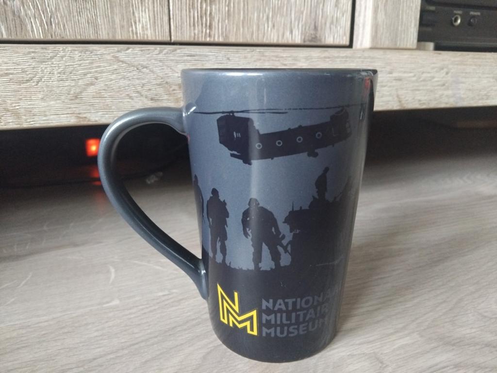 Mok National Militair Museum met helikopter opdruk, Overige typen, Ophalen of Verzenden, Zo goed als nieuw, Steen/keramiek
