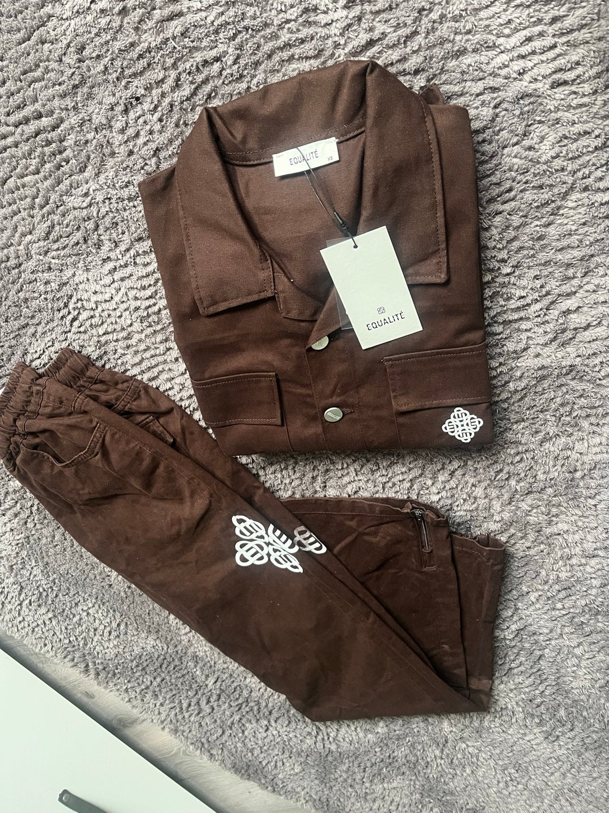 EQUALITE Symbol Logo Jacket & Pants Set - Bruin, Ophalen of Verzenden, Nieuw, Maat 46 (S) of kleiner, Bruin