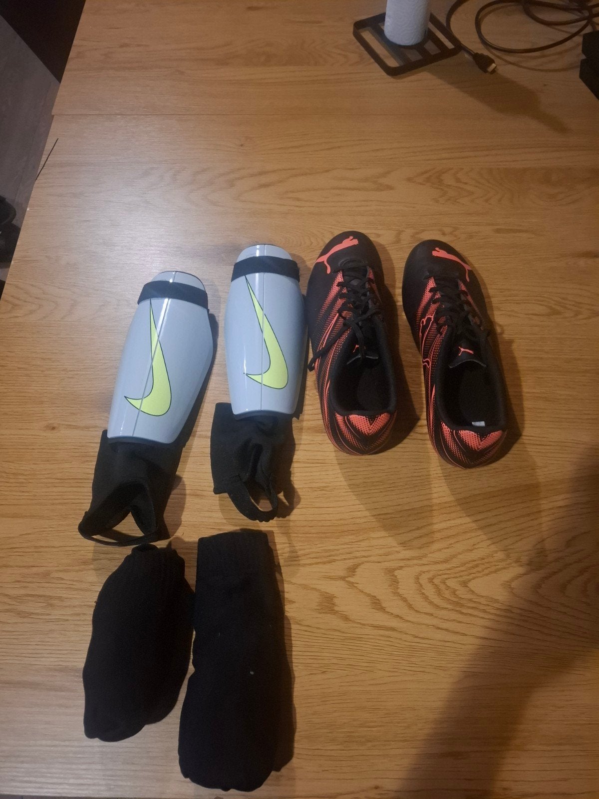 Voetbalset: schoenen, scheenbeschermers & sokken - Maat 45, Ophalen, Nieuw, Schoenen
