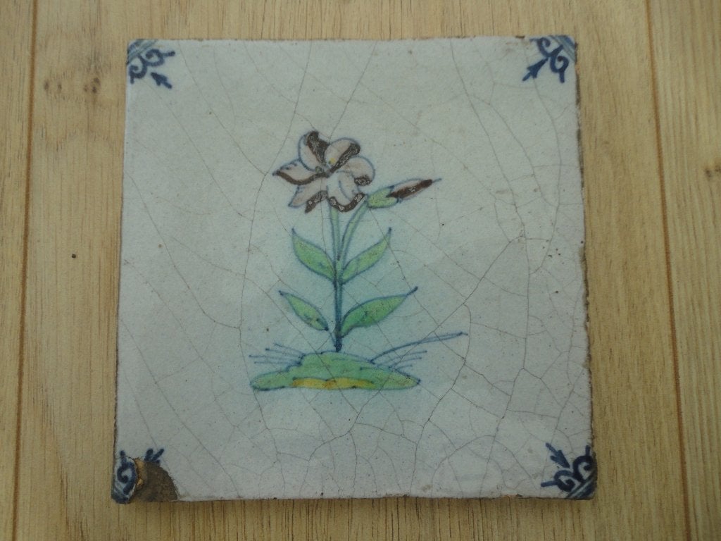 Mooie zeer oude wandtegel met afbeelding van een bloem., Ophalen of Verzenden