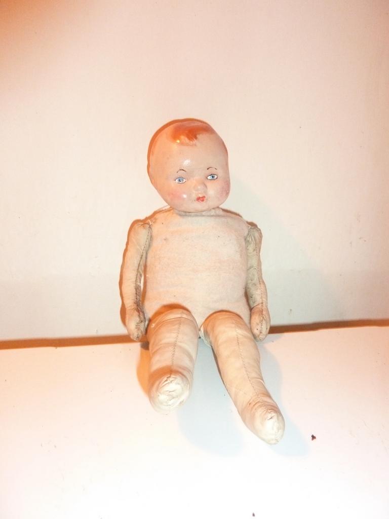 Oude pop met stoffen lijfje en hoofdje, Verzamelen, Poppen, Ophalen of Verzenden, Gebruikt, Overige typen