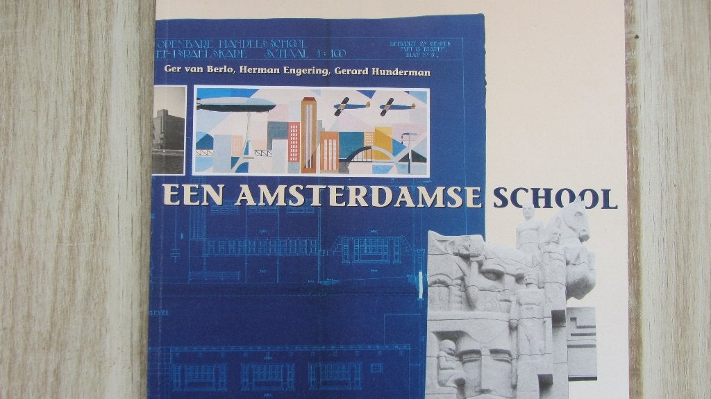 Een Amsterdamse school, Ophalen of Verzenden, Zo goed als nieuw
